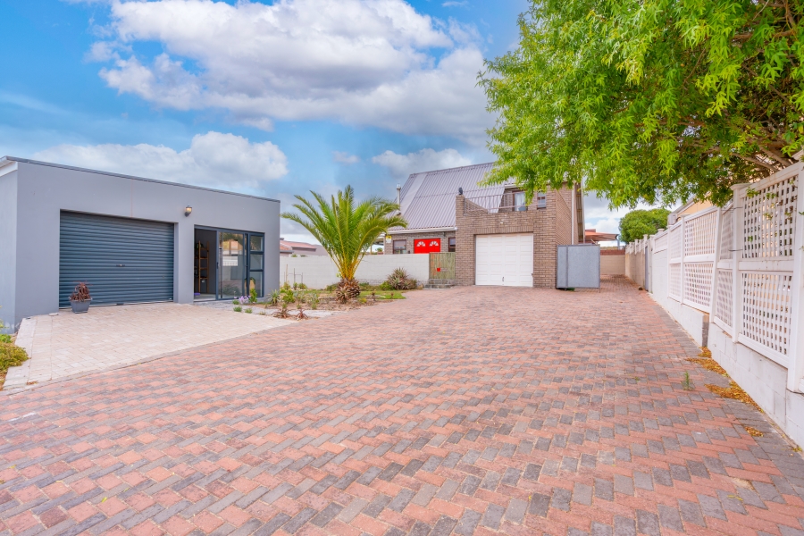 4 Bedroom Property for Sale in Myburgh Park Western Cape